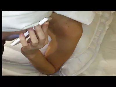 Змащену маслом seks porno mama чорношкірого підлітка трахають біля басейну